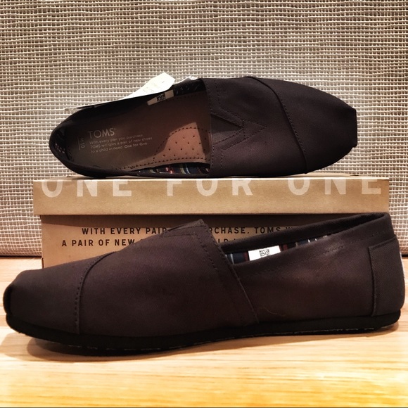 toms black on black canvas